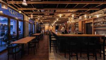 Intérieur chaleureux du St. Martins Pub avec un bar élégant et un plafond à poutres apparentes dans la lumière du soir