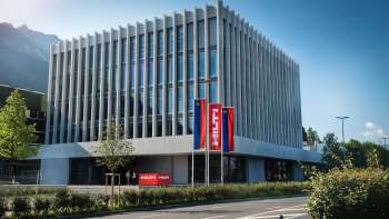 Le siège social de Hilti à Schaan, à l'architecture impressionnante - un bâtiment industriel moderne avec vue sur les Alpes.