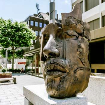 Sculpture d'un visage dans la ville de Vaduz