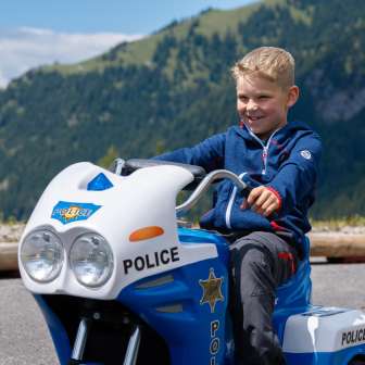 Garçon au volant d'un minicar