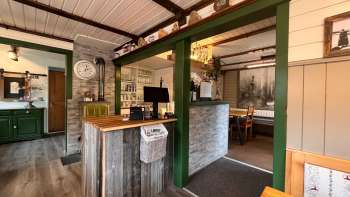 Espace d'accueil accueillant avec une décoration soignée, des éléments en bois et une ambiance traditionnelle dans le Bergstübli