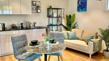 Coin cuisine, table à manger et canapé