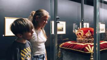 Des enfants admirent la couronne princière dans la salle du Trésor du Liechtenstein