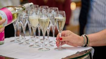 Plusieurs flûtes à champagne sont remplies sur un drap blanc