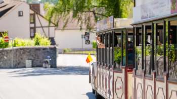 Photo prise du côté où se trouve le Citytrain par une journée ensoleillée au Liechtenstein