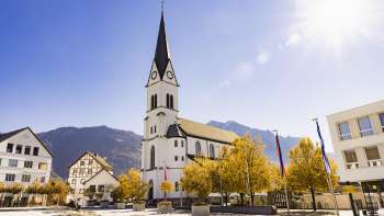 L'église Saint-Martin avec les bâtiments paroissiaux à sa gauche