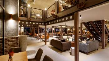 Espace lounge élégant avec un design moderne, des groupes de sièges stylés et une galerie ouverte dans l'ESSwerk