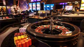 Table de roulette élégante avec jetons et boule dans l'intérieur stylé du Casino Admiral Triesen.