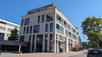 Vue extérieure du skino de jour avec le ciel bleu en arrière-plan