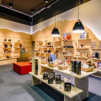 Espace de vente du Liechtenstein Center à Vaduz avec des spécialités régionales, des souvenirs et des cadeaux
