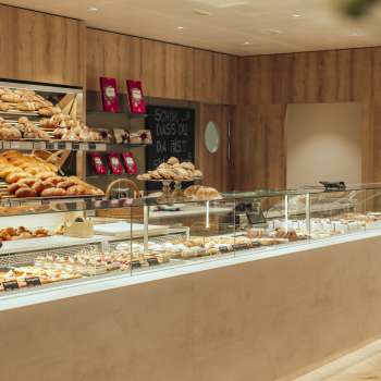Comptoir accueillant avec une offre riche en produits de boulangerie et une présentation élégante