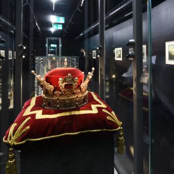 Pièce d'exposition avec chapeau princier dans le Trésor du Liechtenstein, présentée sur un coussin en velours