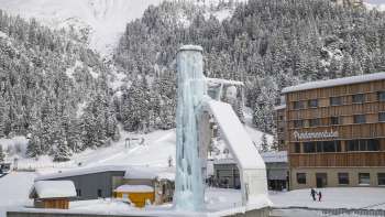 Vue sur la tour de glace de Malbun avec la forêt enneigée en arrière-plan