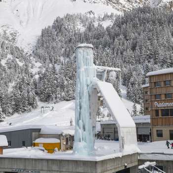 Vue sur la tour de glace de Malbun avec la forêt enneigée en arrière-plan