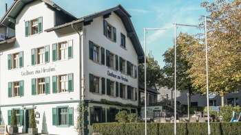 Gasthaus zum Hirschen avec un grand espace extérieur et une architecture traditionnelle