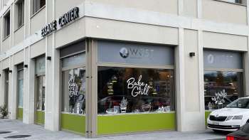 Vue extérieure de la boulangerie Wüst à Eschen avec de grandes vitrines et des inscriptions modernes