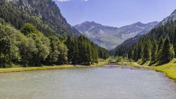 Vue sur le Lac Gänglesee  Steg les montagnes en arrière-plan