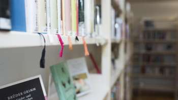 Gros plan sur une étagère de livres avec des rubans de lecture colorés à la Bibliothèque nationale de Vaduz.