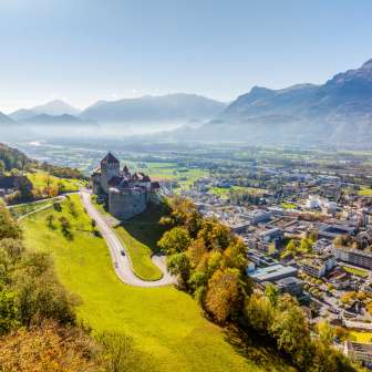 Vue aérienne du château de Vaduz avec vue sur la ville de Vaduz et la vallée du Rhin par une claire journée d'automne