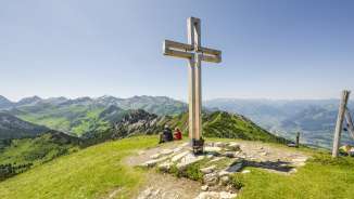 Croix au sommet du Schönberg avec montagnes et vue sur la vallée du Rhin en arrière-plan