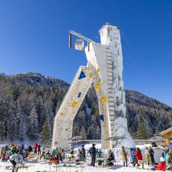 La tour d'escalade glacée de Malbun entourée d'hôtes hivernaux dans un décor alpin - un point fort pour les amateurs de sports d'hiver au Liechtenstein.