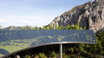 Vue sur le panneau panoramique Sareis avec un impressionnant panorama de montagnes en arrière-plan