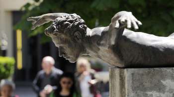 Sculpture en bronze Phoenix de Doris Bühler à Vaduz, un corps humain en position de vol monté sur un socle.