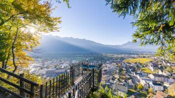 Vue de la terrasse panoramique sur la vallée ensoleillée du Rhin et la ville de Vaduz.