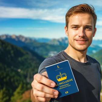 L'homme montre le Passeport découvertes ALL INCLUSIVE avec un panorama de montagnes en arrière-plan