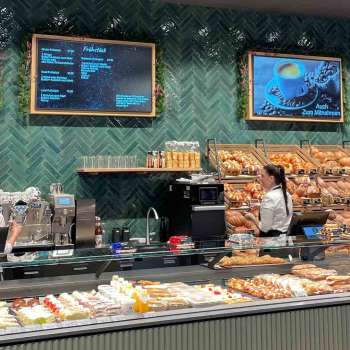 Vue intérieure de la boulangerie avec un assortiment bien assorti et une ambiance conviviale