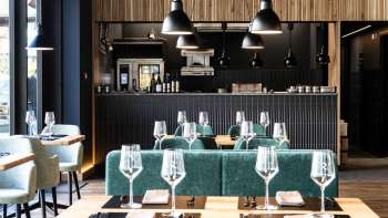 Salle de restaurant agréable avec une disposition décontractée des sièges, un mobilier moderne et une décoration murale créative