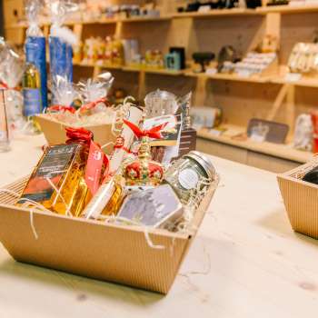 Panier-cadeau de haute qualité avec des spécialités du Liechtenstein, arrangé de manière décorative au Liechtenstein Center.