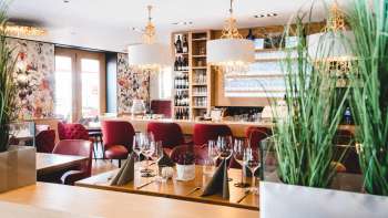 ntérieur du PUR Restaurant & Bar avec d'élégantes chaises rouges rembourrées et des tables dressées avec style.