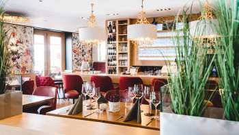 ntérieur du PUR Restaurant & Bar avec d'élégantes chaises rouges rembourrées et des tables dressées avec style.