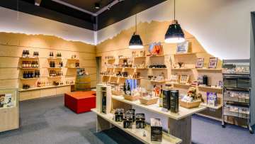 Espace de vente du Liechtenstein Center à Vaduz avec des spécialités régionales, des souvenirs et des cadeaux