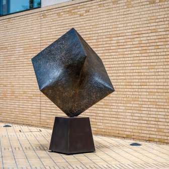 Sculpture d'un cube à l'exposition de sculptures Bad Ragartz au centre de Vaduz