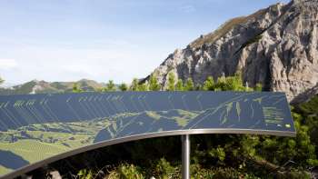 Vue sur le panneau panoramique Sareis avec un impressionnant panorama de montagnes en arrière-plan