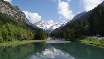 Vue sur le lac Gänglesee à Steg avec les montagnes en arrière-plan