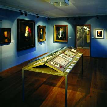 Chambre princière du musée national du Liechtenstein avec les pièces exposées en arrière-plan