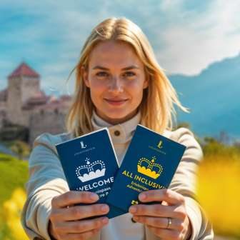 Madame présente le Passeport découvertes WELCOME et ALL INCLUSIVE devant le château de Vaduz
