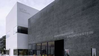 Vue extérieure du Musée des Beaux-Arts du Liechtenstein à Vaduz avec sa façade noire