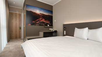 Chambre double moderne au motel b_smart