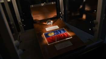 Une roche lunaire et un drapeau du Liechtenstein dans la salle du Trésor du Liechtenstein