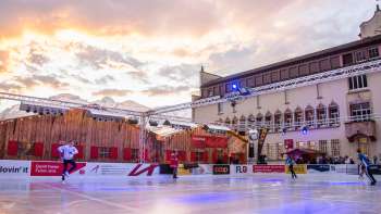 Patiner sur la patinoire illuminée de "Vaduz on Ice" sur la place de l'hôtel de ville