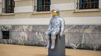 Sculpture moderne d'astronaute à la visière dorée sur la place Peter Kaiser à Vaduz