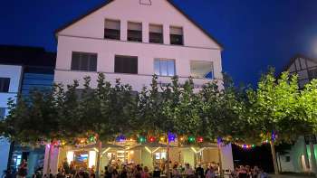 Photo d'ambiance du soir du St. Martins Pub avec terrasse illuminée et guirlandes lumineuses multicolores