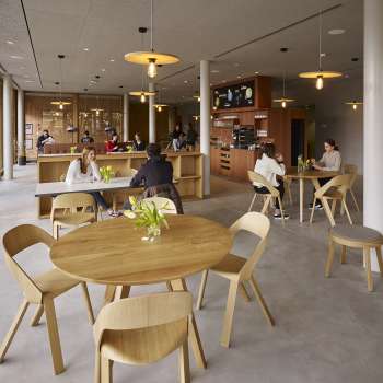 Salle à manger confortable avec meubles en bois à l'auberge de jeunesse Schaan/Vaduz
