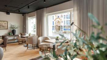 Un espace salon confortable à l'hôtel Giessen