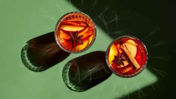 Verres remplis de vin chaud sur une table verte