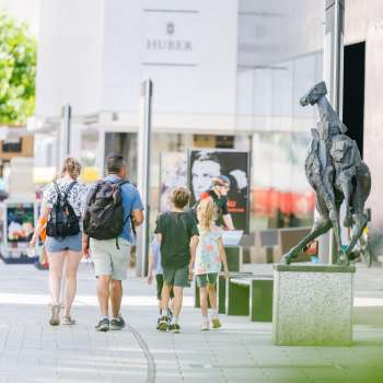 Des gens flânent dans la vieille ville de Vaduz